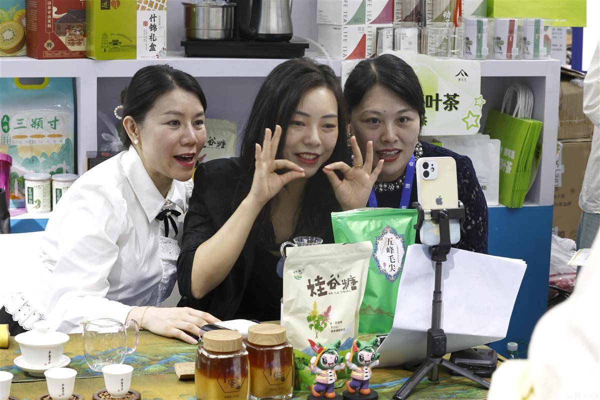 大红鹰图片